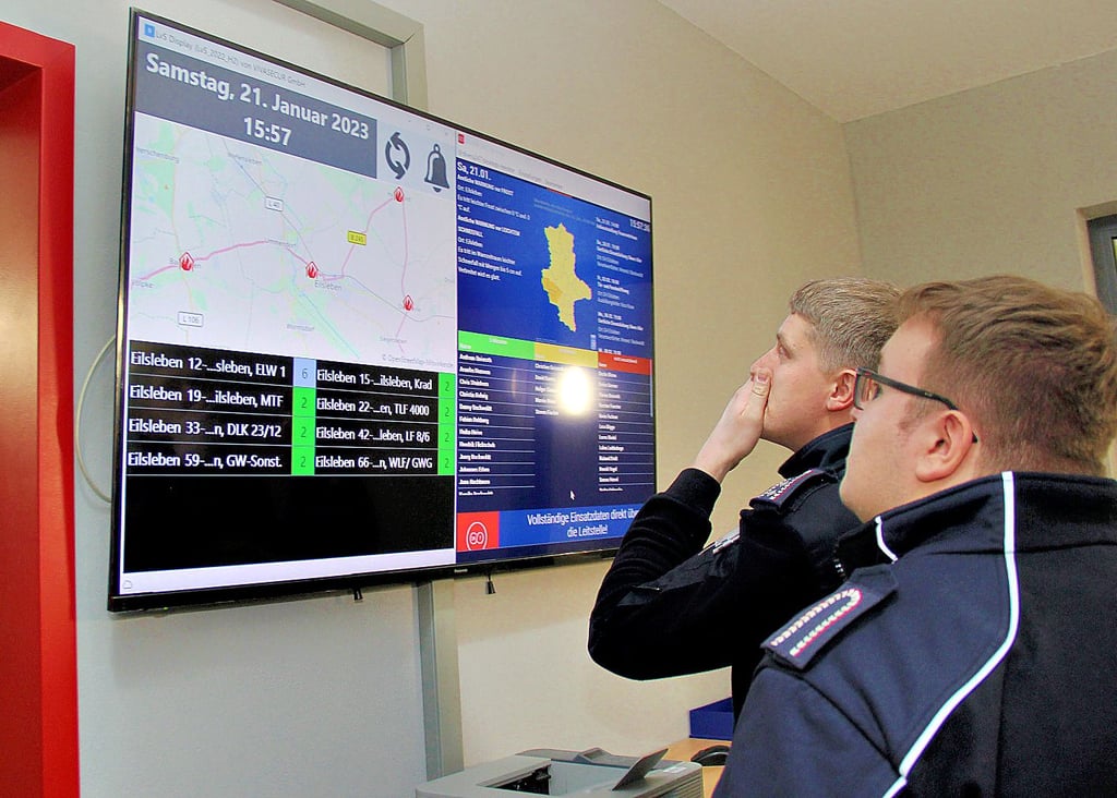 Modernes Feuerwehrwesen: Ein großer Monitor gibt eine stetige Übersicht zu Anwesenheit, Zuständigkeit, Einsatzbereitschaft und Status der Feuerwehr.