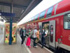 Im Sommer nutzten viele Fahrgäste das 9-Euro-Ticket, um den ÖPNV im Jerichower Land ztu nutzen wie hier am Bahnhof in Burg bei Magdeburg.
