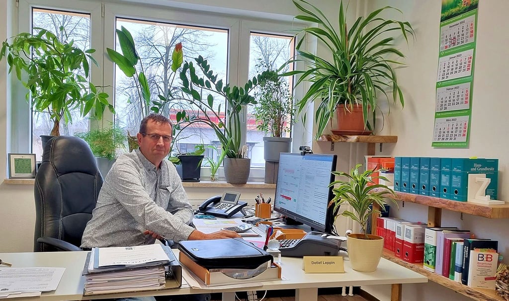 Einen Arbeitsplatz mit einem Blick aus dem Fenster hat Geschäftsführer Detlef Leppin jetzt in der neuen Geschäftsstelle der Ha W Ge in der Neustädter Straße in Havelberg.