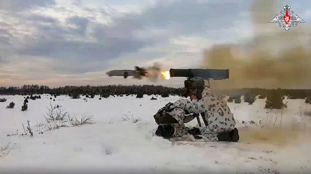 Ein russischer Soldat beim Abschuss einer Rakete: Moskaus Truppen sind vor bald einem Jahr, am 24. Februar 2022, in die Ukraine einmarschiert.