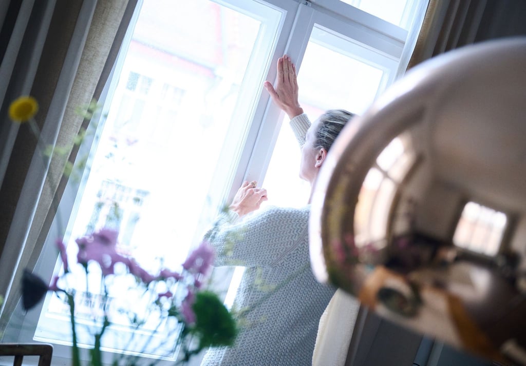 Mehrmals am Tag sollte man im Winter die warme Luft hinauslüften und frische reinlassen. Wer sparen will, kann sich dafür an den Werten eines Hygrometers orientieren.