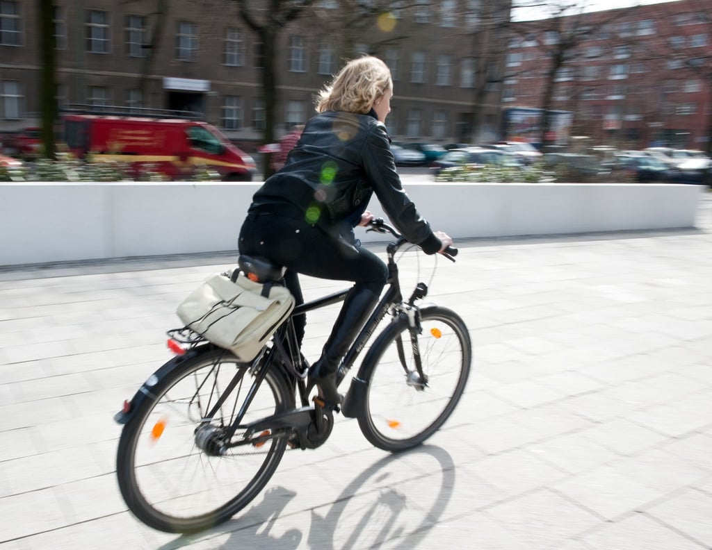 Fahrrad oder Auto? Arbeitgeber können in der Regel nicht vorschreiben, mit welchem Verkehrsmittel Beschäftigte von ihrem Wohnsitz zur Arbeit kommen sollen.