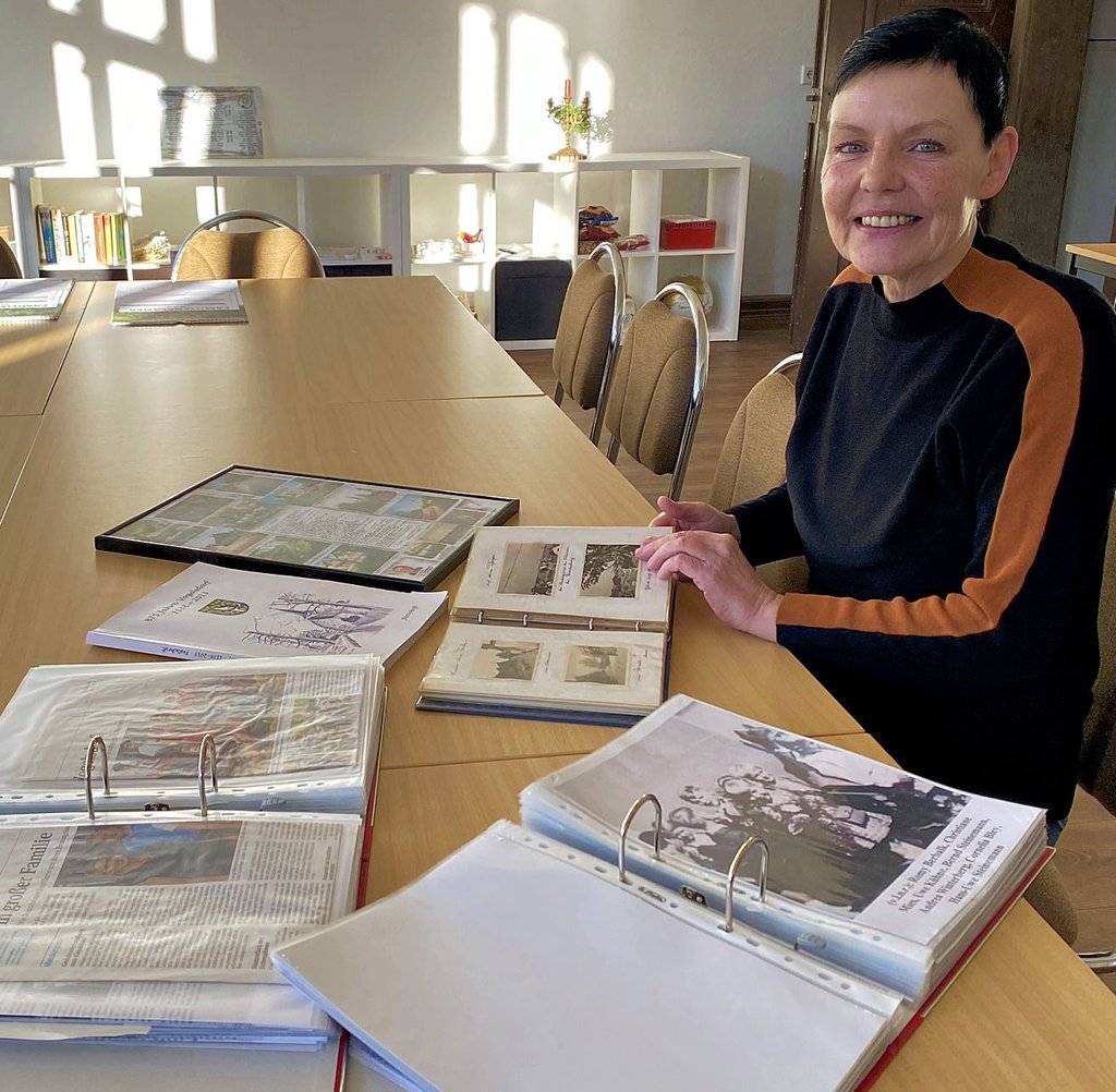 Kerstin Salomon ist Ortschronistin in Vogelsdorf – und ständig auf der Suche nach Material.