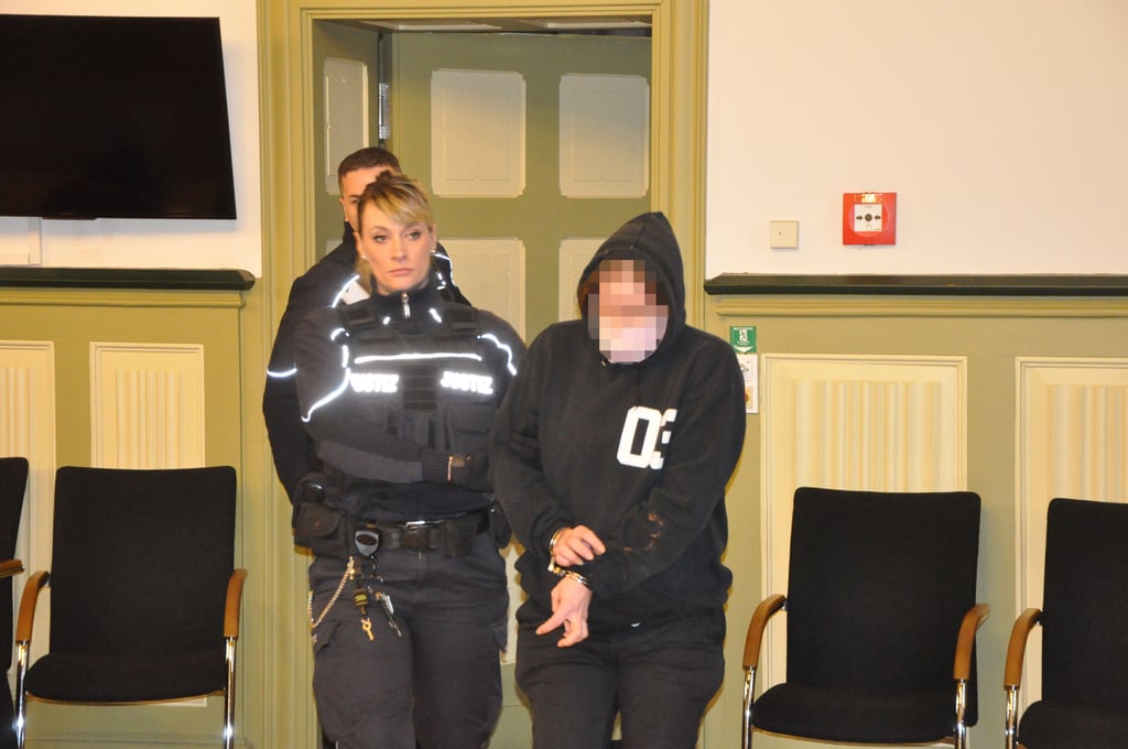 In Handschellen wird die 39-Jährige in den Gerichtssaal geführt.