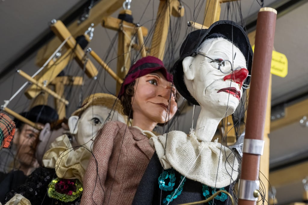 Karl Valentin (vorn) und Liesl Karlstadt als Puppen im Münchner Marionettentheater.