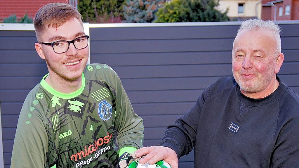 Niklas Heinze und Jörg Zikmund - Chef und Azubi bei Miacosa in Oberröblingen und Torwart und Schiedsrichter beim FC Sangerhausen.