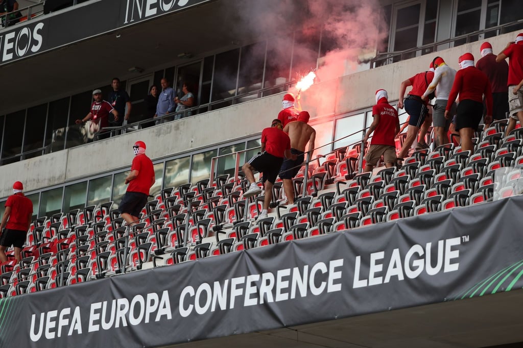 Fans laufen mit Pyrotechnik über eine Tribüne in Nizza.