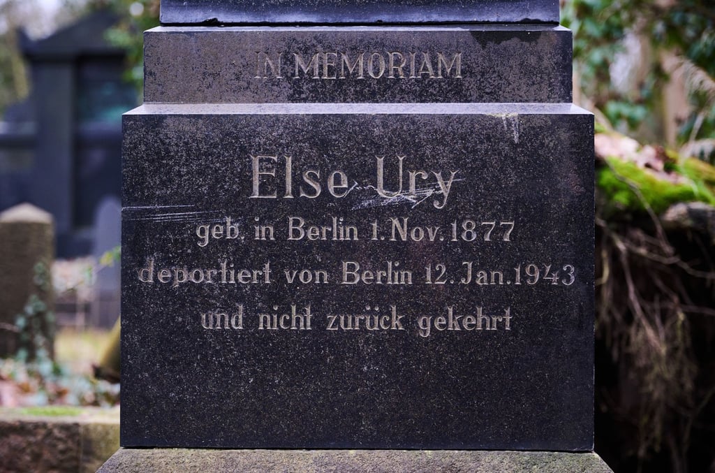 Der Gedenkstein von Else Ury auf dem jüdischen Friedhof in Berlin-Weißensee.