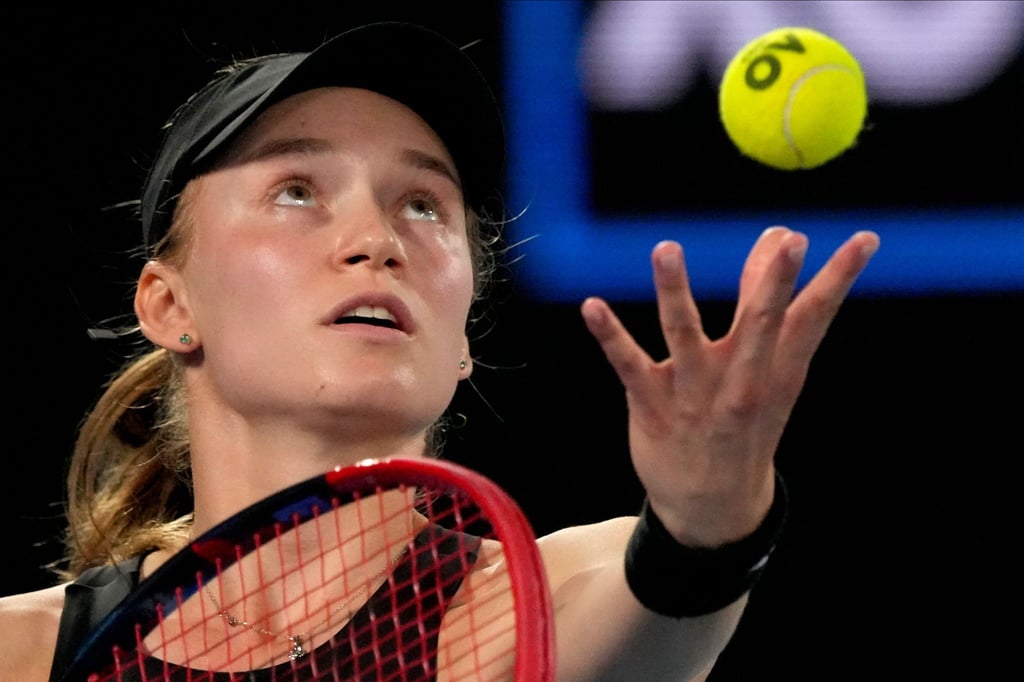 Jelena Rybakina aus Kasachstan serviert.