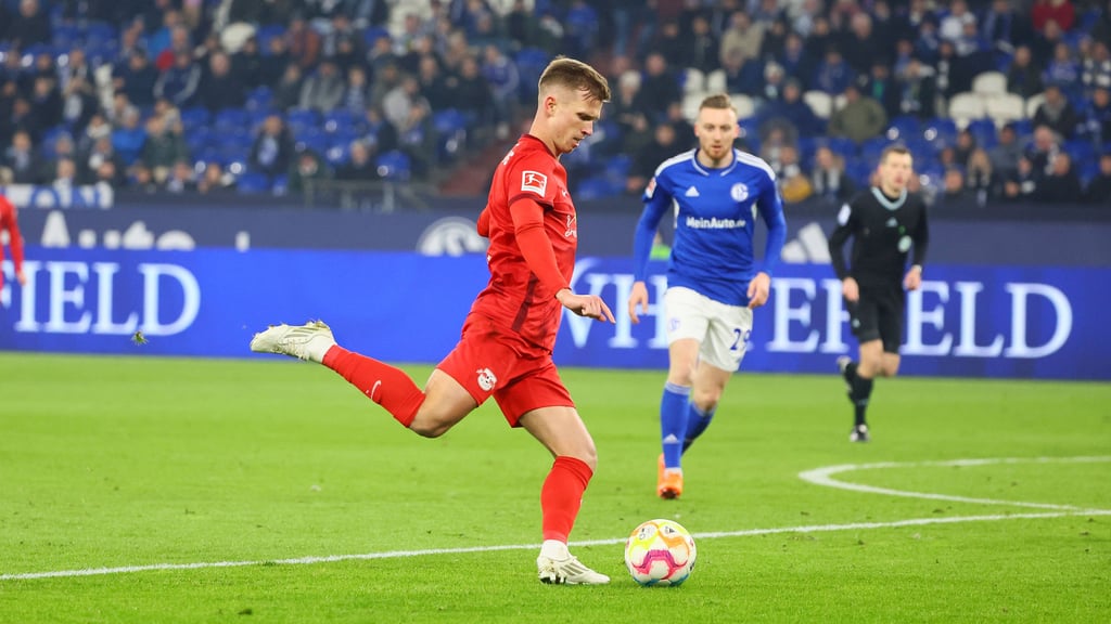 Perfekte Schusshaltung: Dani Olmo auf Schalke.