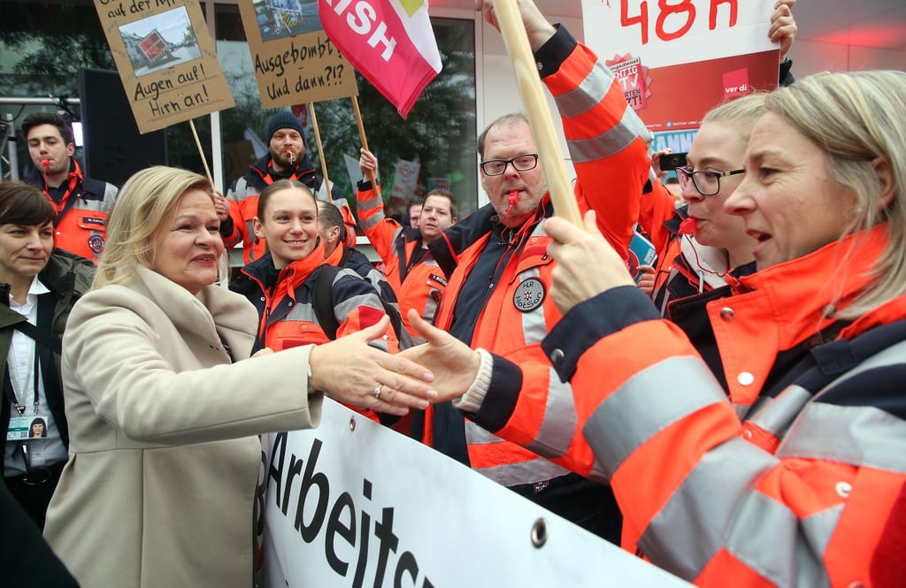 Nancy Faeser begrüßt vor dem Kongresshotel in Potsdam Gewerkschafter, die an einer Kundgebung zum Auftakt der Tarifverhandlungen teilnehmen.