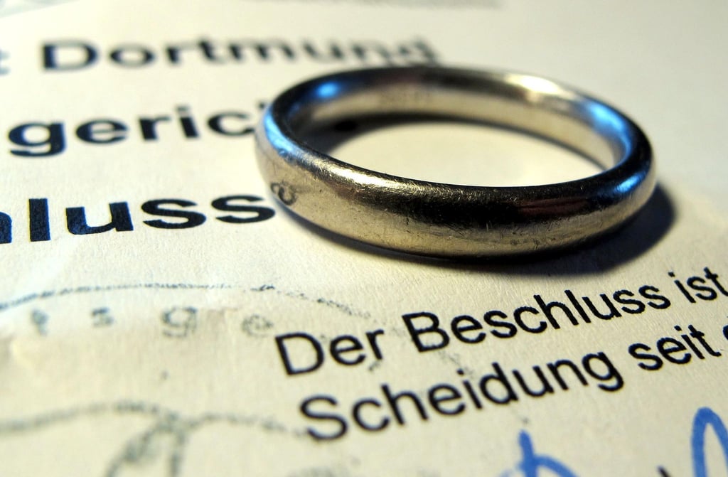 EuGH: Eine im EU-Ausland durchgeführte Scheidung kann in Deutschland automatisch eingetragen werden, auch wenn die Ehe von einem Standesbeamten und nicht wie hierzulande üblich von einem Richter geschieden wurde.