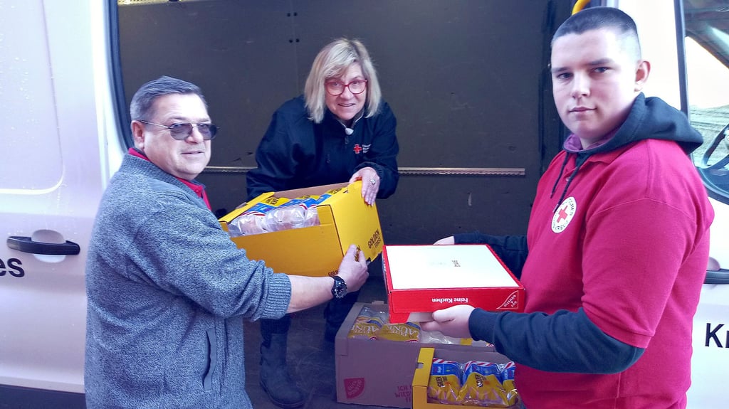 Bei der Anlieferung von Spenden für die Tafel in Wanzleben packen Vadim Miller, Barbara Schürmann und der 16-jährige Nikita (rechts) ordentlich mit an.