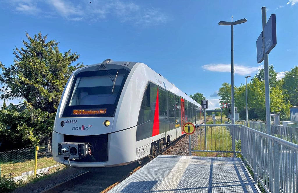 Die Pendler im Salzlandkreis haben durch die Einführung des 9-Euro-Tickets finanziell und anbindungstechnisch profitiert. Fahrgästen, die wie hier in Calbe zusteigen, wird es möglich sein, mit dem Deutschlandticket erneut durch das ganze Land zu fahren.