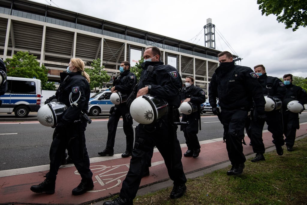 Polizisten vor dem RheinEnergieStadion in Köln.