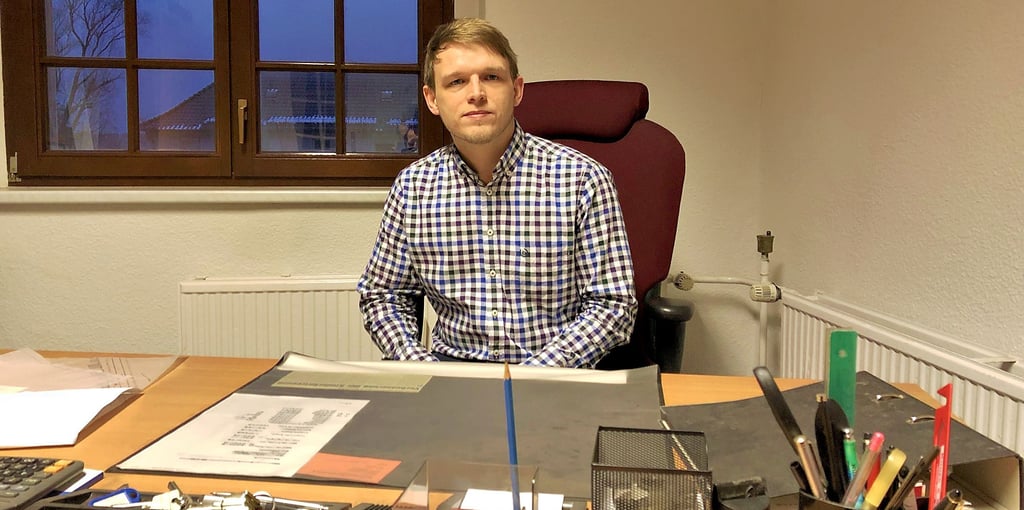 Der neue Ortsbürgermeister von Söllichau in seinem Büro: Christian Pfennig