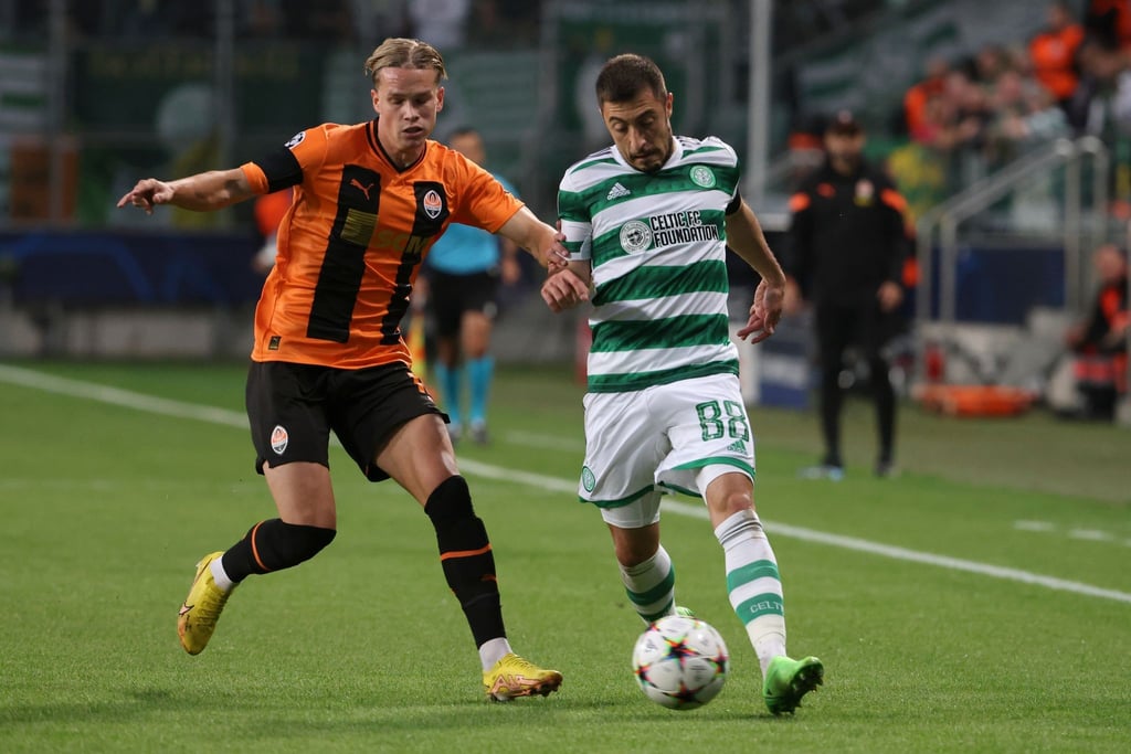 Mychajlo Mudryk (l) von Schachtjor Donezk und Josip Juranovic von Celtic Glasgow kämpfen um den Ball.