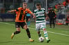Mychajlo Mudryk (l) von Schachtjor Donezk und Josip Juranovic von Celtic Glasgow kämpfen um den Ball.