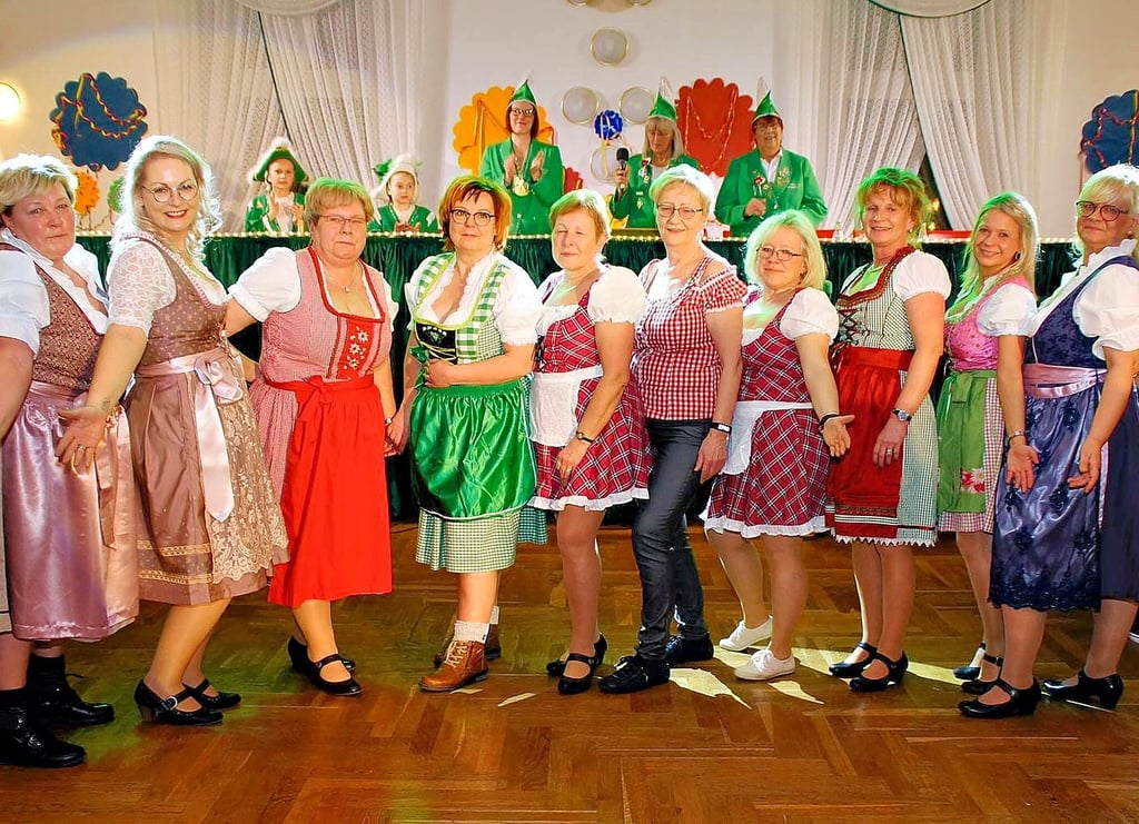 Claudia Gleichner (2.v.l.) bringt der Frauentanzgruppe des FCC die Tanzschritte bei. Seit 25 Jahren.