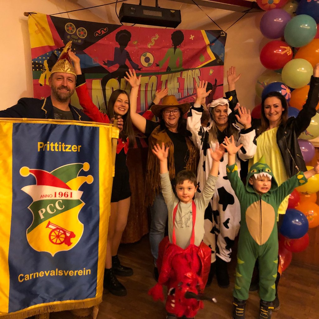 In Partystimmung: André Korn und die „Chickendales“ vom 1. PCC, Emily Korn, Ines Löber, Nadine Hallbauer, Carolin Rauner (v.l.) sowie die beiden „Drachen“ Alfred Löber (vorne r.) Ole Hallbauer freuen sich auf die närrischen Tage.