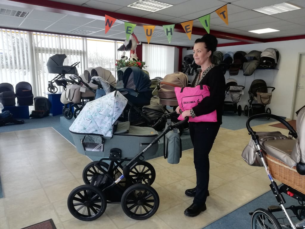 Hereinspaziert in die Zeitzer Kinderwagen-Verkaufsausstellng: Peggy Nolze zeigt ein neues Zekiwa Modell mit kleinen Fenstern.