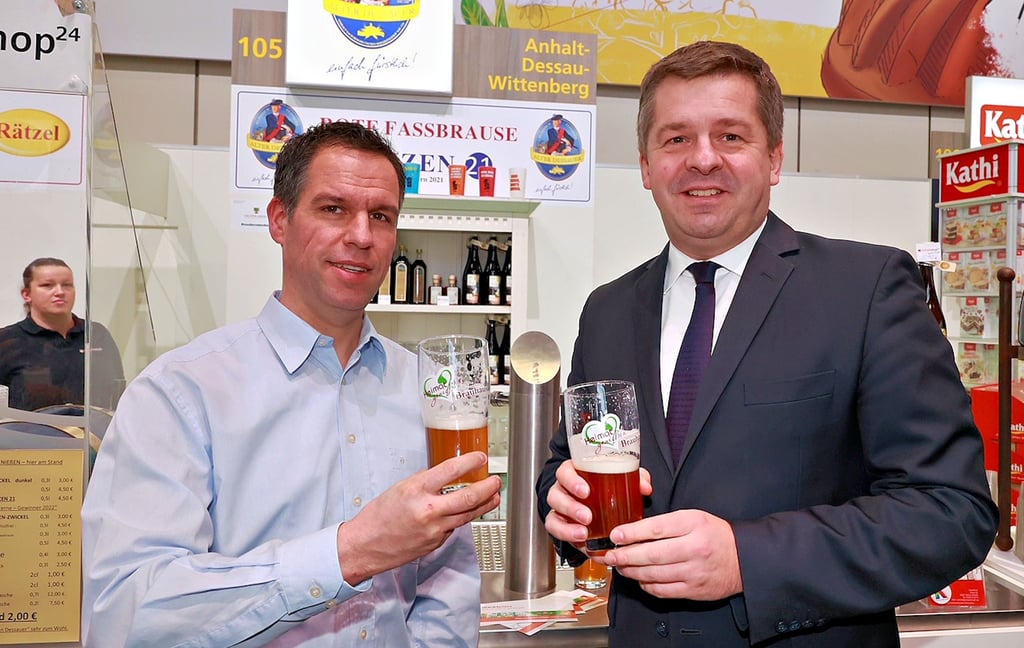 Stefan Wallwitz (l.) protest hier mit Wirtschaftsminister Sven Schulze (CDU) in die Kamera. Zu Wochenbeginn standen die Aussteller aus Sachsen-Anhalt im Fokus der Grünen Woche. Deshalb gab es auch viele Politprominenz aus dem Land auf der Ausstellung.