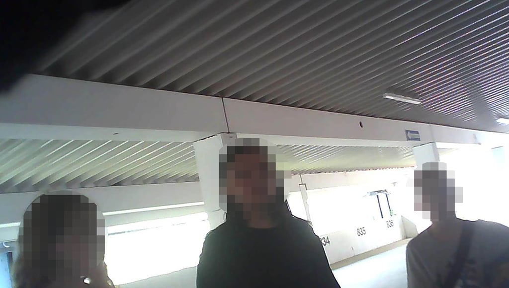 Ein Polizist soll heimlich Einsätze, wie diesen in einem Parkhaus, mitgefilmt haben. Im Original sind die Gesichter unverpixelt.