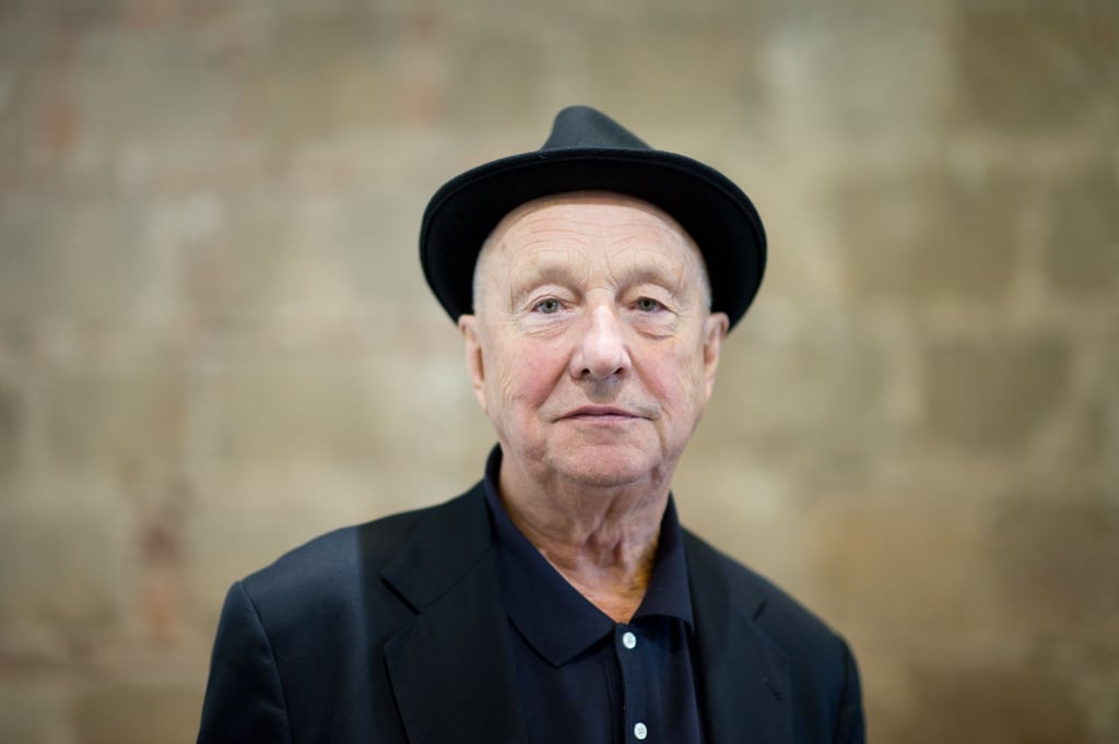 Der Maler und Bildhauer Georg Baselitz im Residenzschloss in der Ausstellung „Hintergrundgeschichten - Georg Baselitz“.