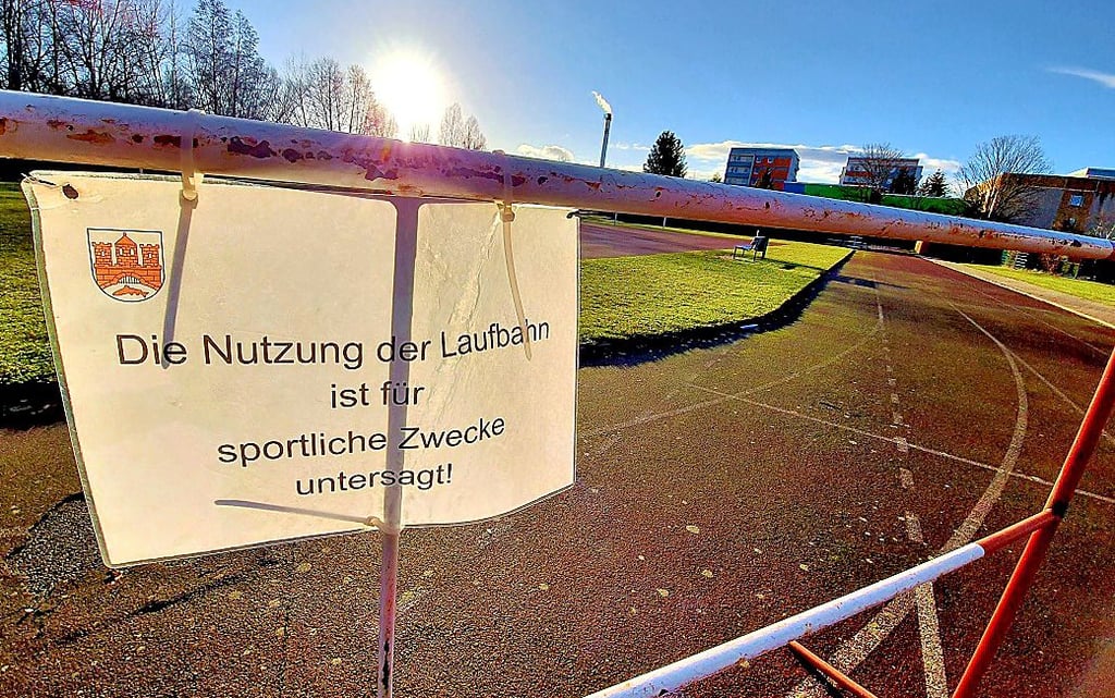 Wegen des Unfallrisikos ist die Rundlaufbahn auf dem Sportplatz im Wernigeröder Wohngebiet Harzblick seit Herbst 2022 gesperrt.
