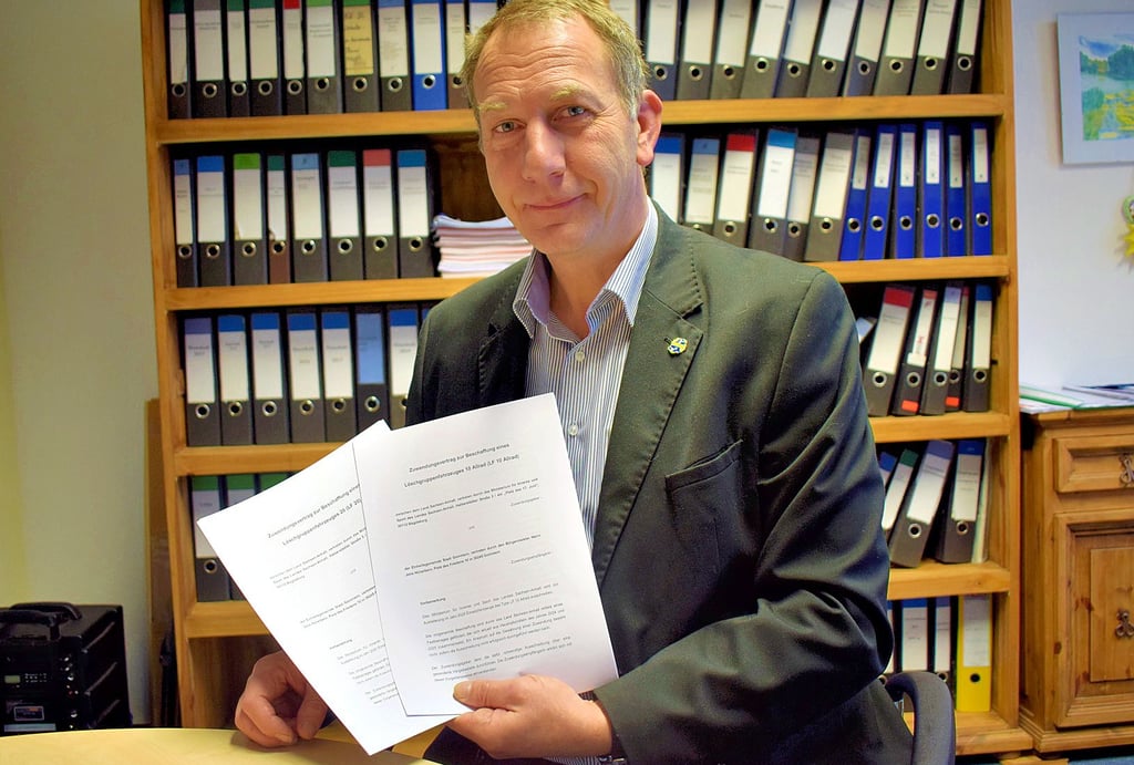 Groß war bei Bürgermeister Jens Hünerbein und bei den Ortsfeuerwehren Gommern und Nedlitz die Freude über die Zuwendungsverträge für zwei Löschgruppenfahrzeuge durch das Land.