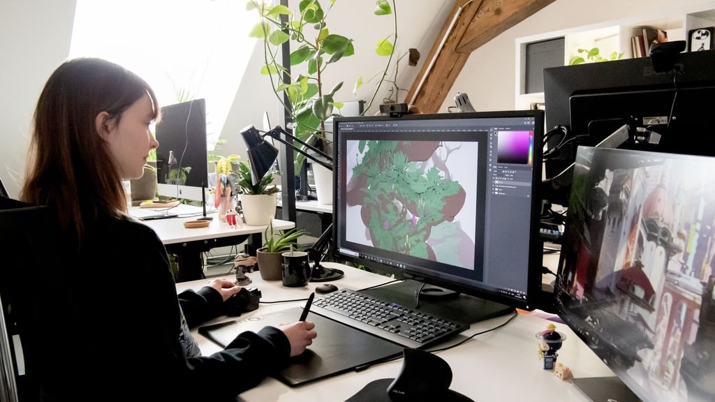 Kreative Welten entwerfen: Als 2D-Artist zeichnet Ilka Hesche mit Computer, Tablet und Stift.