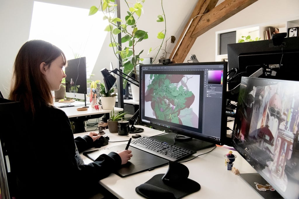Kreative Welten entwerfen: Als 2D-Artist zeichnet Ilka Hesche mit Computer, Tablet und Stift.
