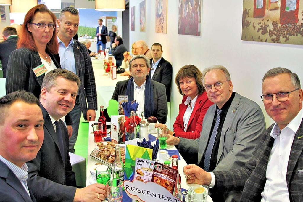 Landrat Andy Grabner (4.v.l.) war mit Ministerpräsident Rainer Haseloff (2.v.r.) und Wirtschaftsminister Sven Schulze (2.v.l.) am Montag in Berlin.