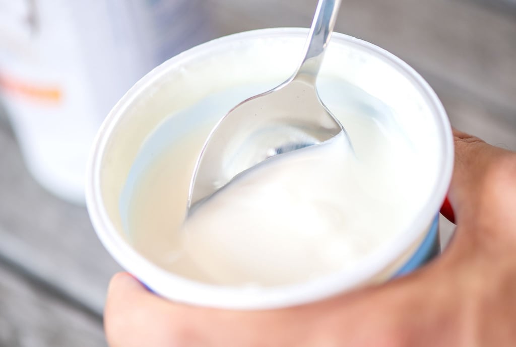 Sie sind eine milchfreie Option für Veganer, enthalten aber oft viel Fett: Joghurt-Alternativen auf Kokosbasis.
