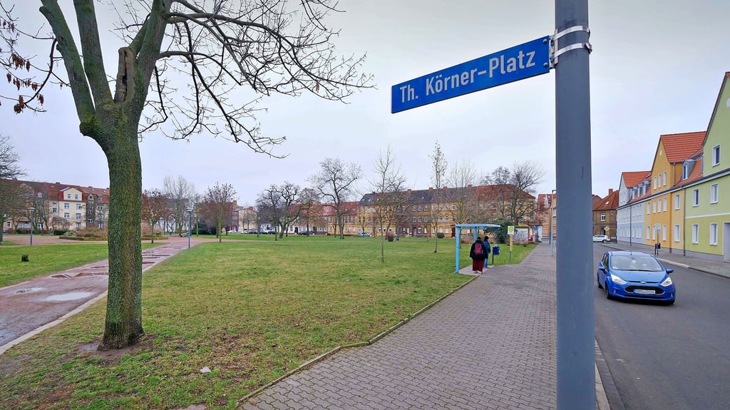 Der Theodor-Körner-Platz in Bitterfeld soll seit Jahren umgestaltet werden. Nun liegt erstmals ein Vorentwurf vor. Doch das heißt noch nicht viel.