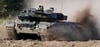 Der Leopard 2 gilt als schlagkräfige Waffe. Die Bundesregierung will den Panzer nun an die Ukraine liefern. Viele Hallenser kritisieren diese Entscheidung – aus ganz unterschiedlichen Gründen.