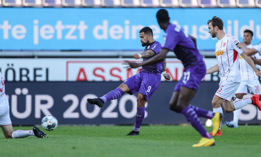Osnabrücks Marcos Alvarez (M) erzielt das 2:2.