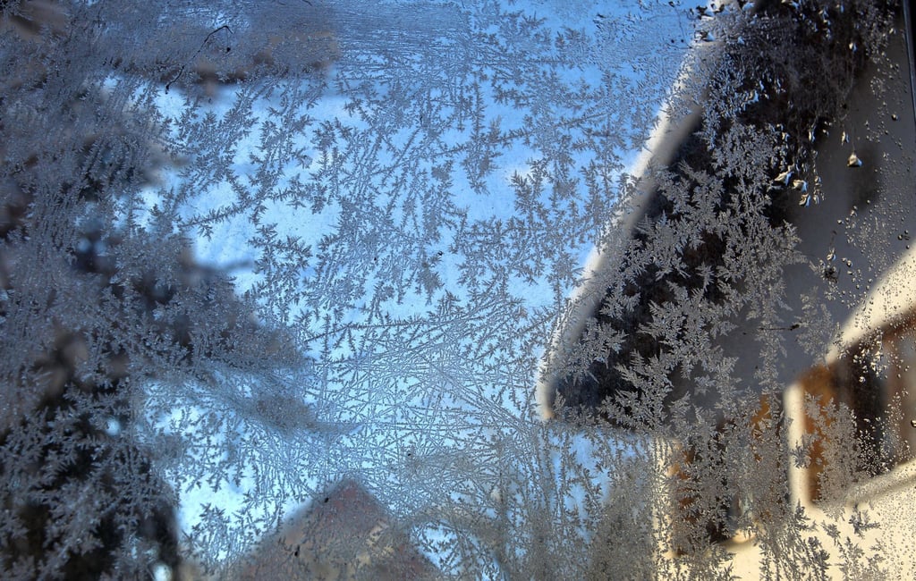 Frostige Aussichten: An Wintertagen mit Minusgraden können Leitungen im Keller und Dachgeschoss sowie in Anbauten mit mehreren Außenwänden gefrieren.