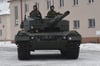 Tschechische Soldaten nehmen im Dezember 2022 einen Leopard-Panzer entgegen.