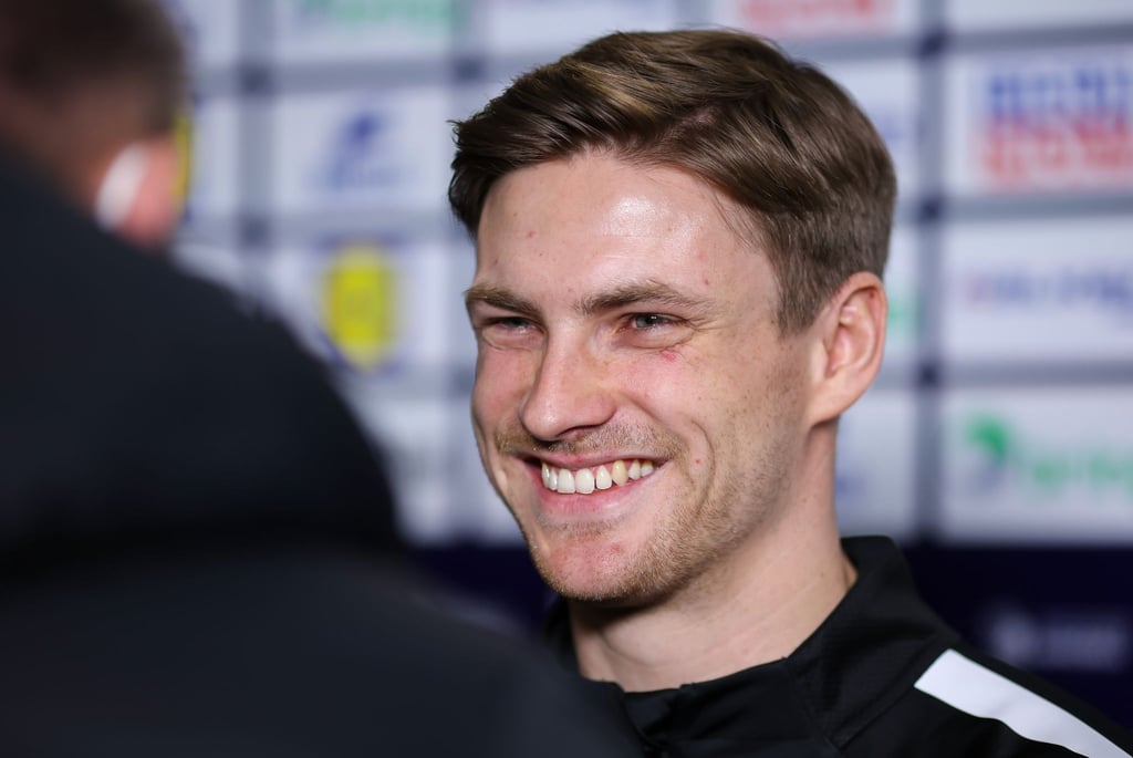 Deutschlands Spieler Rune Dahmke spricht mit Journalisten.