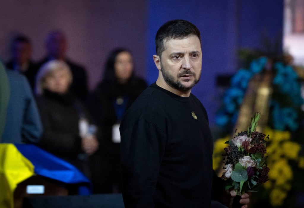 Der ukrainische Präsident Wolodymyr Selenskyj hat nach Skandalen um Korruption und Bereicherung im Staatsapparat ein entschlosseneres Vorgehen gegen Fehlverhalten angekündigt.