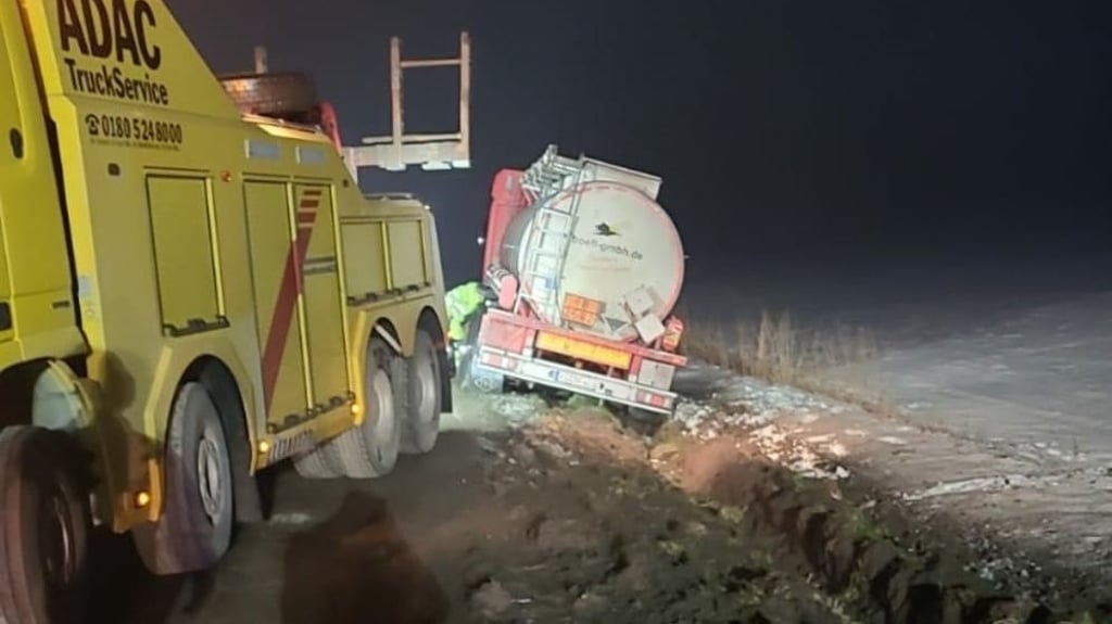 Bei Kleinhelmsdorf war am späten Montagnachmittag ein Gefahrguttransporter in den Straßengraben gerutscht.