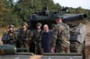 Bundeskanzler Olaf Scholz besuchte im Oktober die Bundeswehr in Ostenholz (Niedersachsen). Im Hintergrund ist ein Panzer vom Typ Leopard 2 zu sehen. 