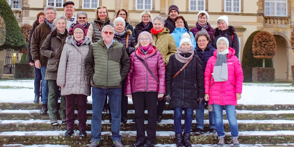 Auf den Stufen des winterlich überzuckerten Barockgartens am Schloss Hundisburg trafen sich die Neuenhofer Volkstänzer zu ihrer Winterwanderung. Immer am Jahresbeginn geht es einmal hinaus zum Wandern, normalerweise rings um Neuenhofe.