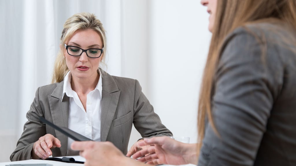 Schon wieder ein Check-in: Manche Führungskräfte möchten am liebsten im Minutentakt erfahren, woran das Team gerade arbeitet.