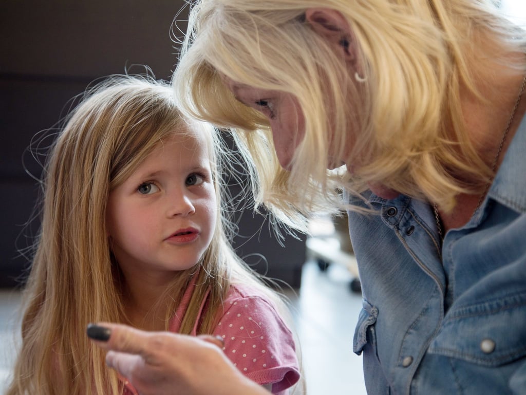 Ins Wort fallen, wenn Eltern gerade telefonieren: Das kann man Kindern abgewöhnen, wenn man sie schon vor dem Telefonat informiert und involviert.
