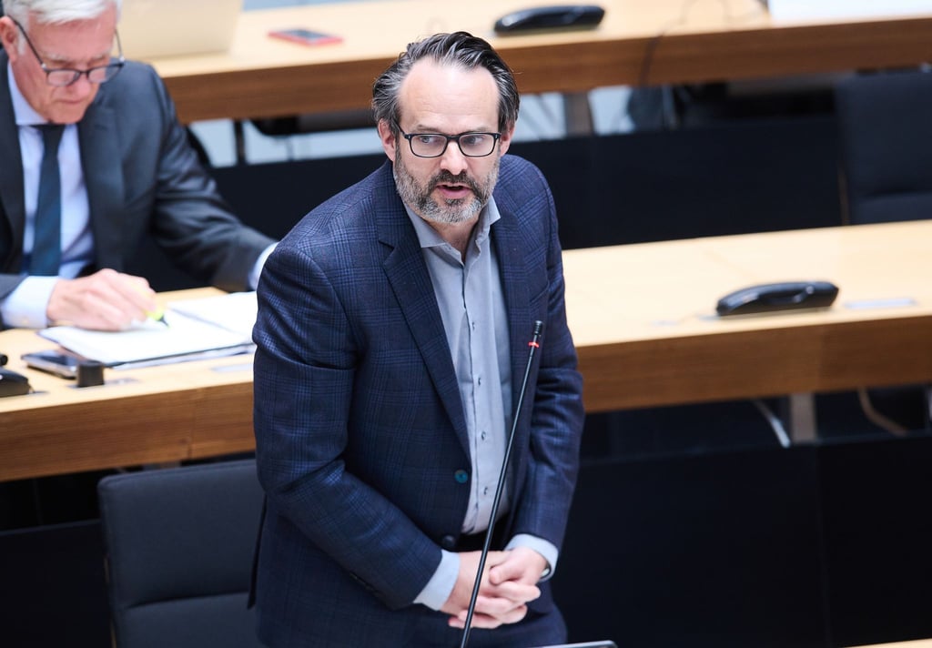 Markus Kamrad, ( Bündnis90/Die Grünen) Staatssekretär für Umwelt in Berlin, spricht ins Mikrofon.