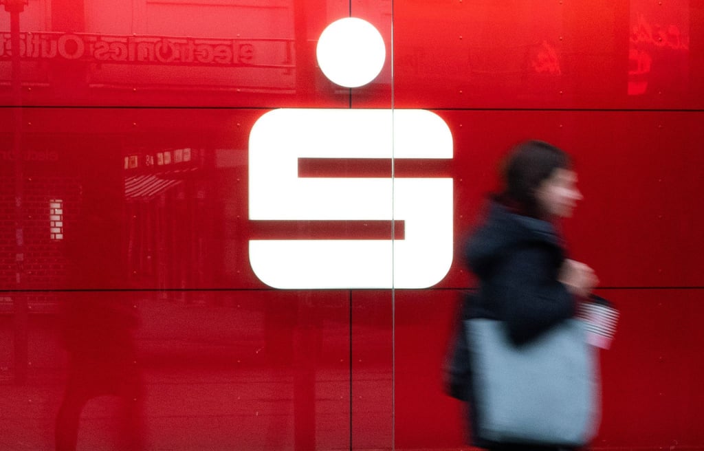 Der Bundesgerichtshof (BGH) verhandelt erneut über eine Musterklage zu Zinsnachzahlungen für Prämiensparer. Vor allem Sparkassen-Kunden könnten Zinsen entgangen sein.
