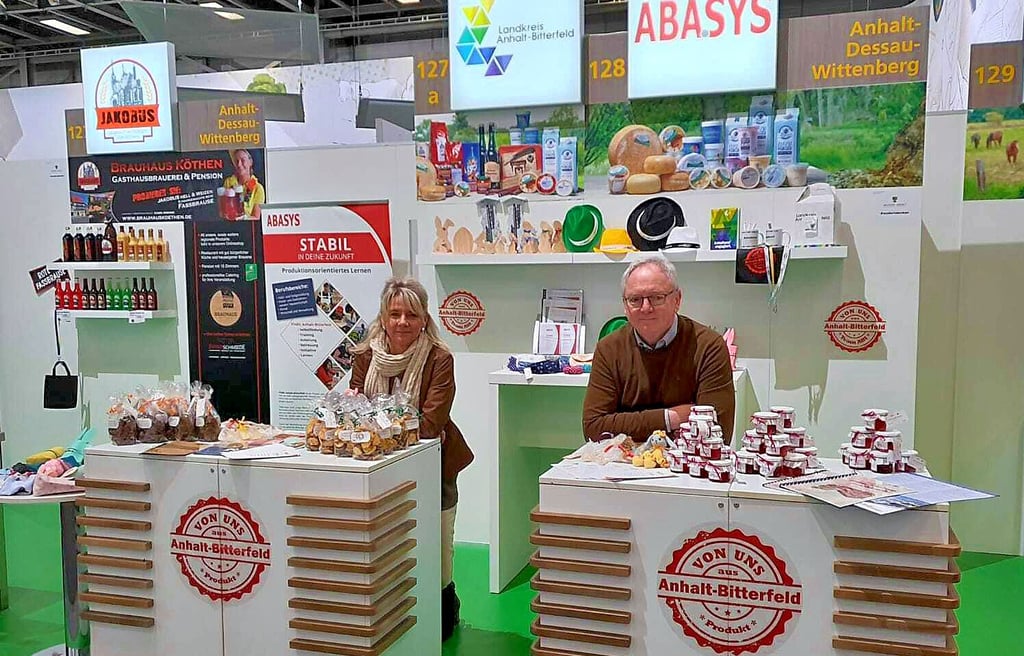 Kerstin Schmidt und Uwe Katschemba vertreten das Bitterfelder Unternehmen Abasys, das in Berlin für sein Projekt „Stabil“ wirbt.