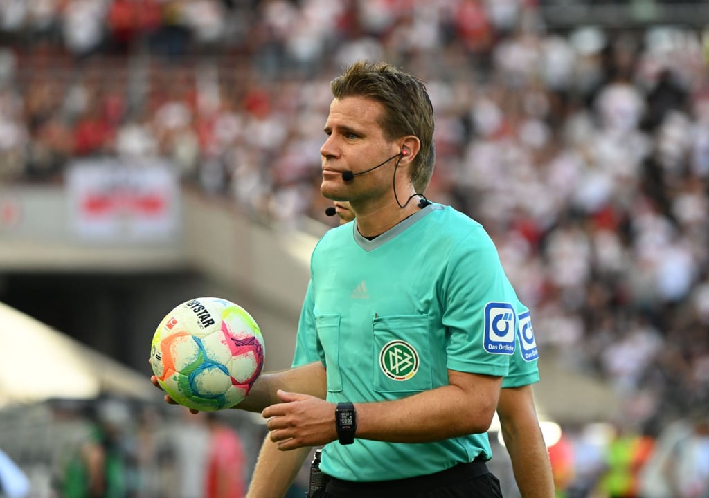 Schiedsrichter Felix Brych verlässt nach dem Spiel den Platz.
